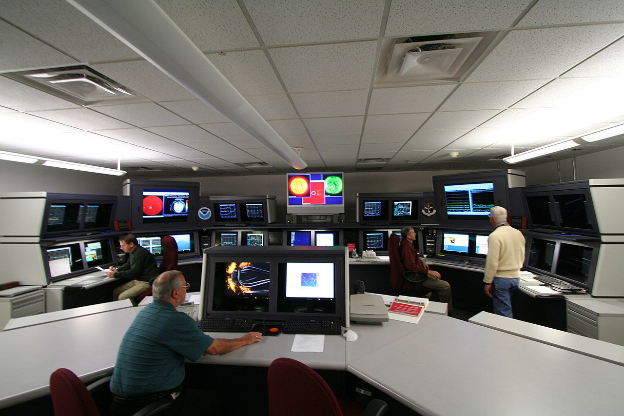 Inside Space Weather Prediction Center in Boulder | wikimedia.org | SWPC/NOAA