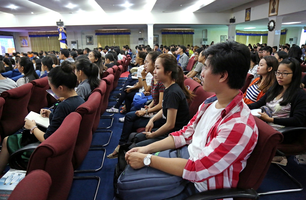 Over 200 students join State Department's Deputy Coordinator for Programs Thomas Smitham to watch and discuss the first presidential debates (2016/09/27). The event was hosted by Pannastra University of Cambodia, where the American Corner Phnom Penh is located. | by USEmbassyPhnomPenh | Credit: U.S. Embassy photo by Un Yarat