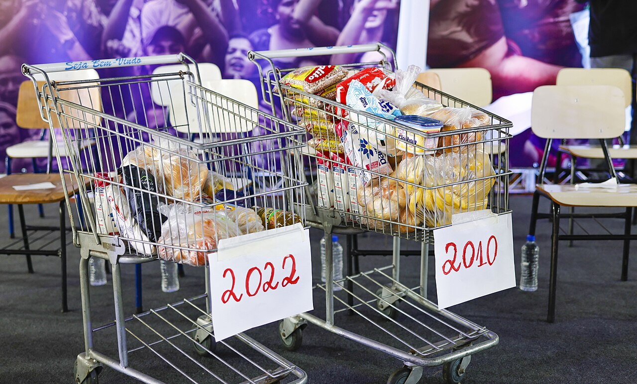 30.04.2022 - Portuguese (Brazil): Ex-presidente Lula discute o custo de vida e o direito à alimentação em encontro com mulheres na Brasilândia, em São Paulo, e observa carrinhos com alimentos comprados por R$100,00 em 2010 e em 2022. Janja, Gleisi Hoffmann e Fernando Haddad participaram do encontro. Foto: Ricardo Stuckert [English Translation: Former President Lula discusses the cost of living and the right to food in a meeting with women in Brasilândia, in São Paulo, and observes carts with food bought for R$100.00 in 2010 and 2022. Janja, Gleisi Hoffmann and Fernando Haddad participated in the meeting. Photo: Ricardo Stuckert] | commons.wikimedia.org | Source: President Lula at flickr.com